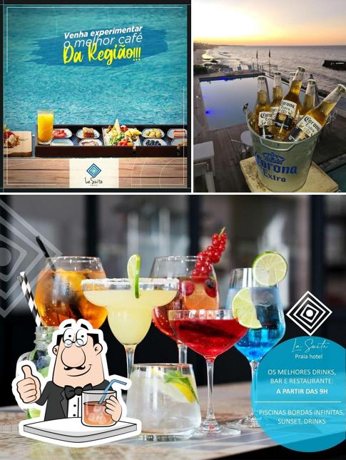 Entre diversos coisas, bebida e comida podem ser encontrados no La Suite praia hotel