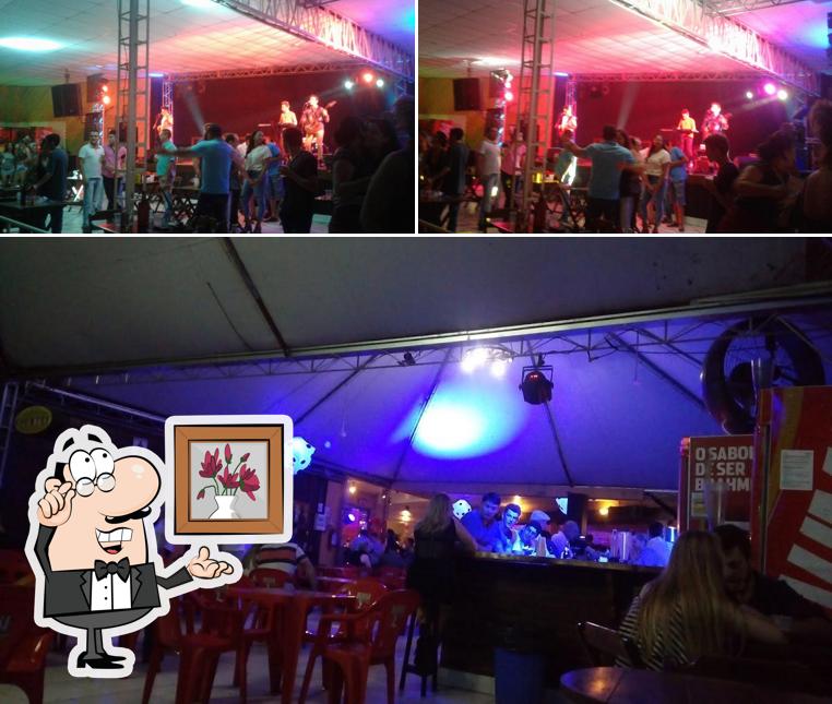 Sente em uma das mesas no Country Clube