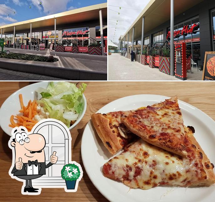Pizza Hut, RU16 White Rose Shopping Centre, Dewsbury Rd in Leeds
