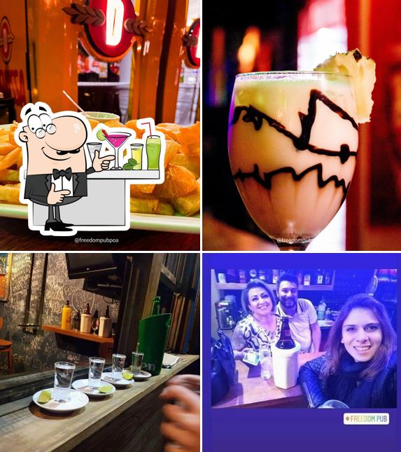 O Freedom Pub se destaca pelo balcão de bar e comida