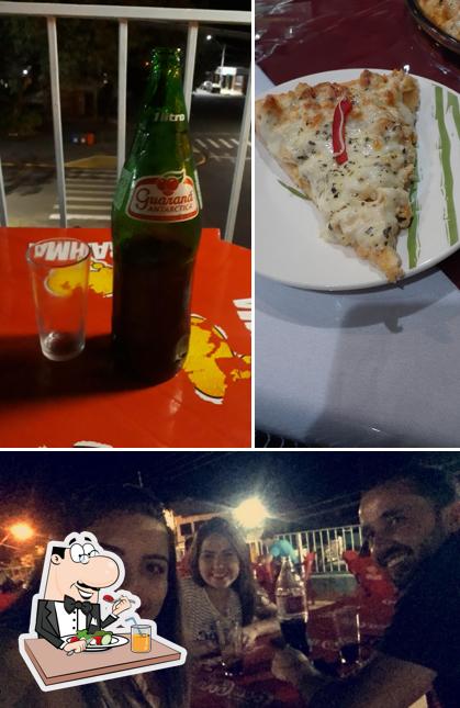 Esta é a imagem apresentando comida e balcão de bar no Pizzaria Girau