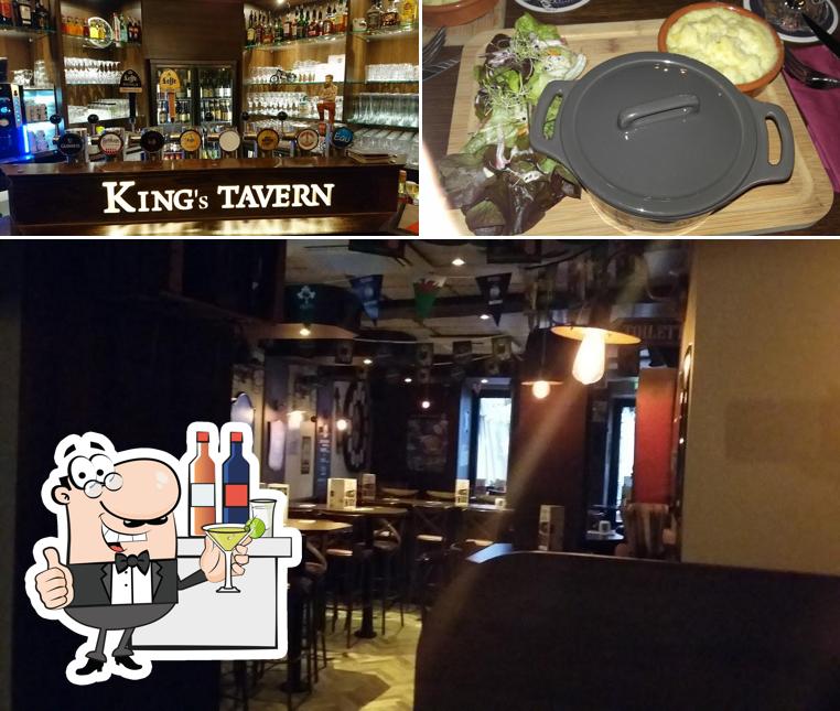 Parmi les diverses choses de la comptoir de bar et la nourriture, une personne peut trouver sur The King's Tavern