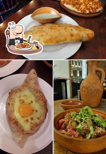 Essayez des pizzas à Khachapuri i vino