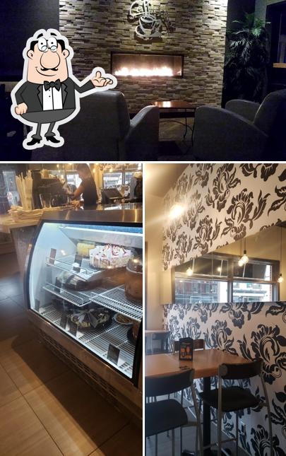 Installez-vous à l'une des tables de Caffuccino de Magog