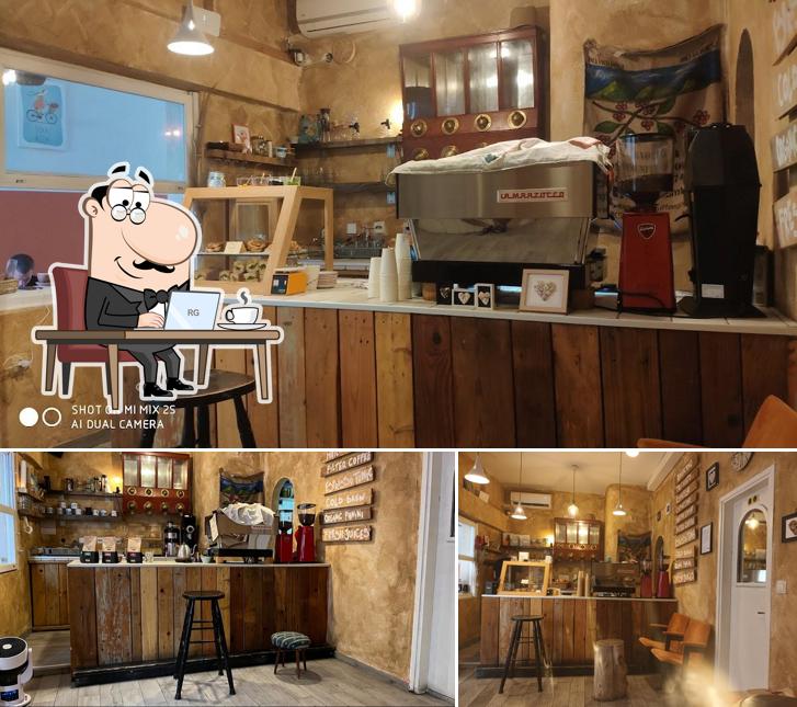 Dai un'occhiata agli interni di Augusto Coffee Shop