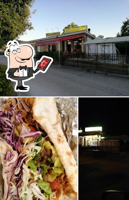 Guarda la foto che presenta la esterno e cibo di Tico Taco
