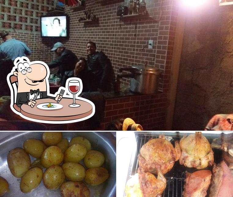 A foto do Frango Assado DA FAMILIA’s comida e interior