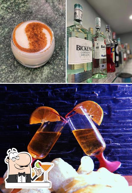 Goditi un drink a L'espressino Cafe