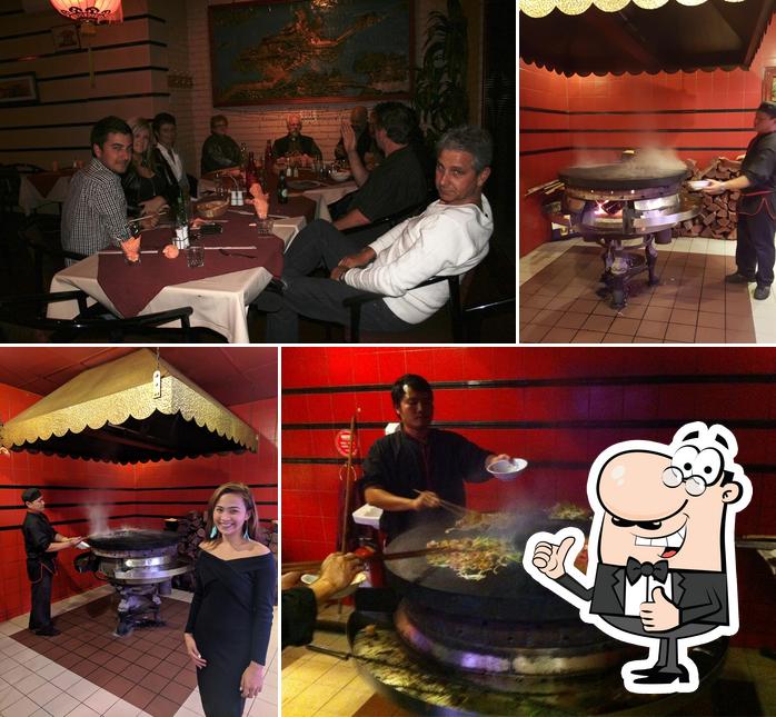 Mire esta imagen de Kublai Khan Mongolian Barbecue Restaurant