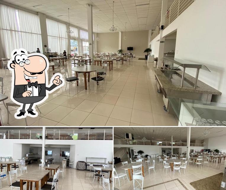 Sente em uma das mesas no Boulevard - Restaurante e Pizzaria