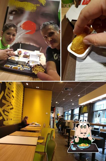 Tra le diverse cose da McDonald’s Restaurant si possono trovare la cibo e interni