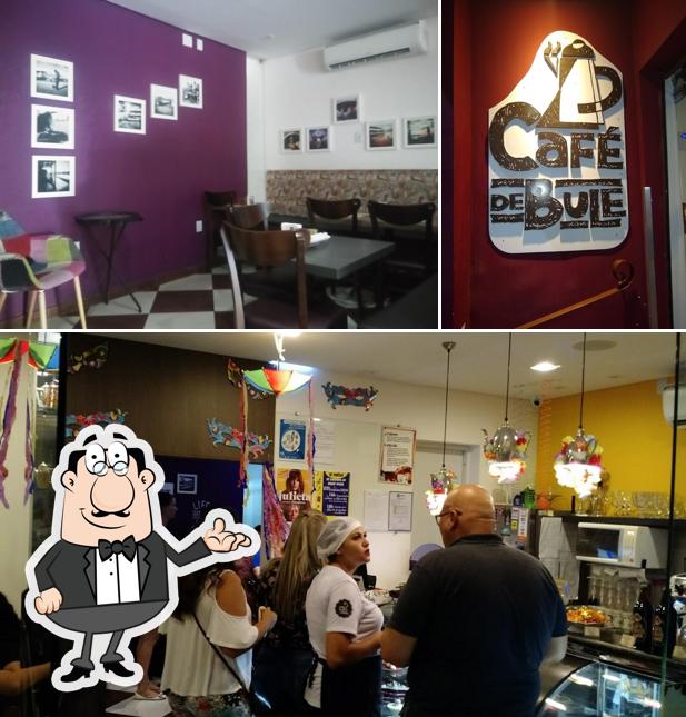 Sente em uma das mesas no Cafe de Bule