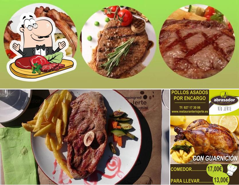 Elige un plato con carne en Restaurante Abrasador Río Jerte