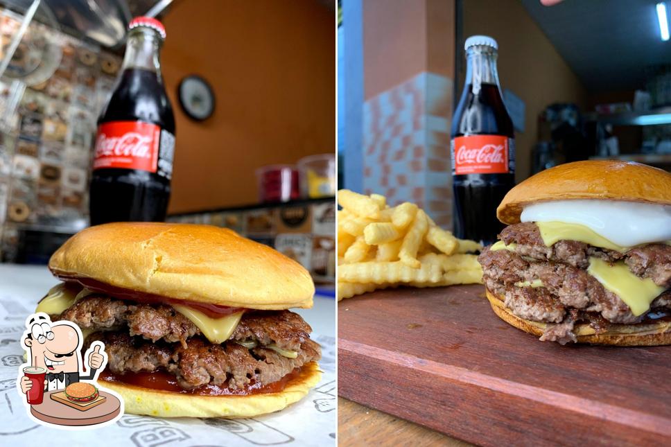 Delicie-se com um hambúrguer no Rick Burger Brasil Foods