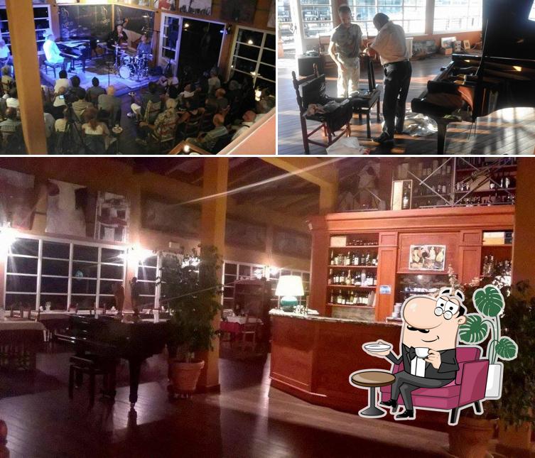 Siediti a un tavolo di Chalet del Lago