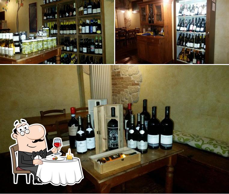 È gradevole prendersi un bicchiere di vino a Enoteca La Vigna