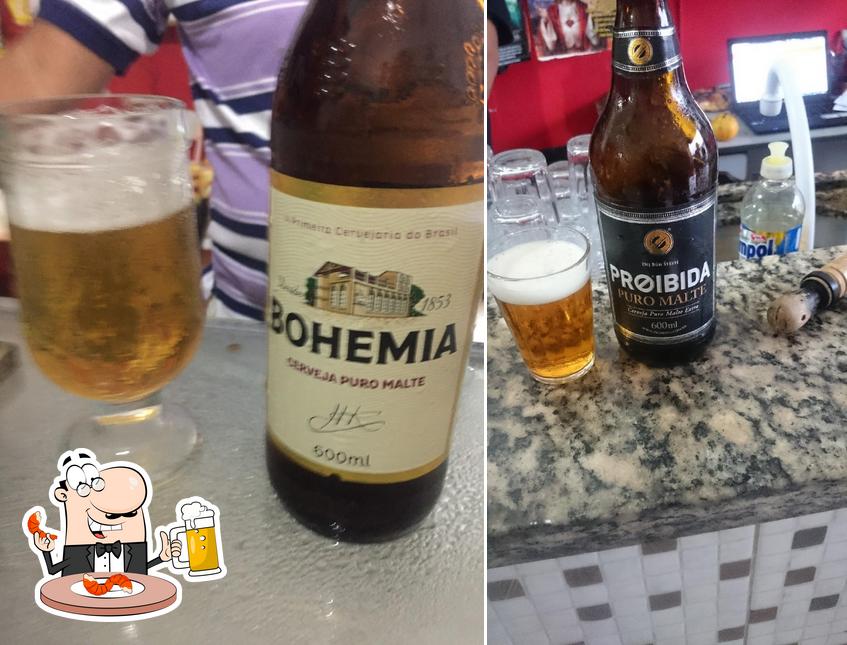 Desfute um copo de cerveja leve ou escura