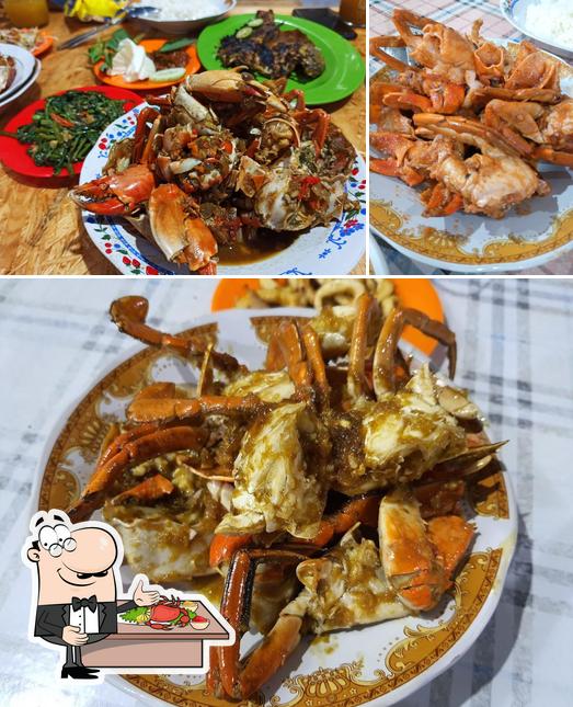 Order seafood at SEAFOOD ARTOMORO PAKKUMIS CABANG HR MUHAMMAD