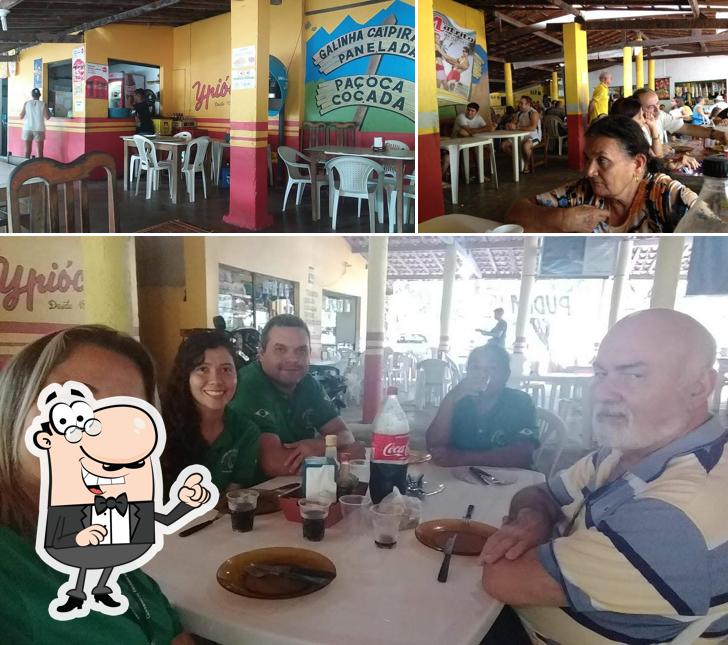 Sente em uma das mesas no Restaurante Galinha Caipira da Dona Mirtes