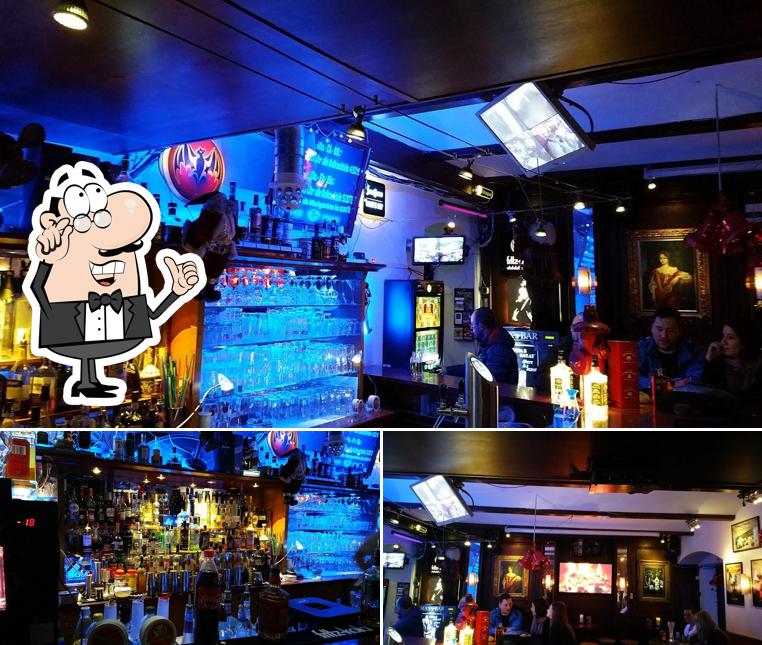 Schaut euch an, wie Max's Bar "Cocktailbar" drin aussieht