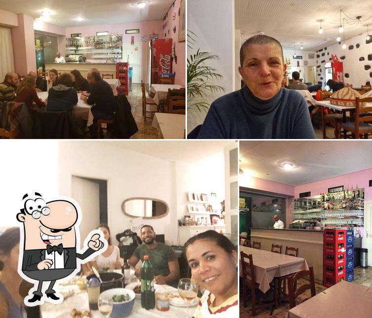La interni e tavolo da pranzo del ristorante
