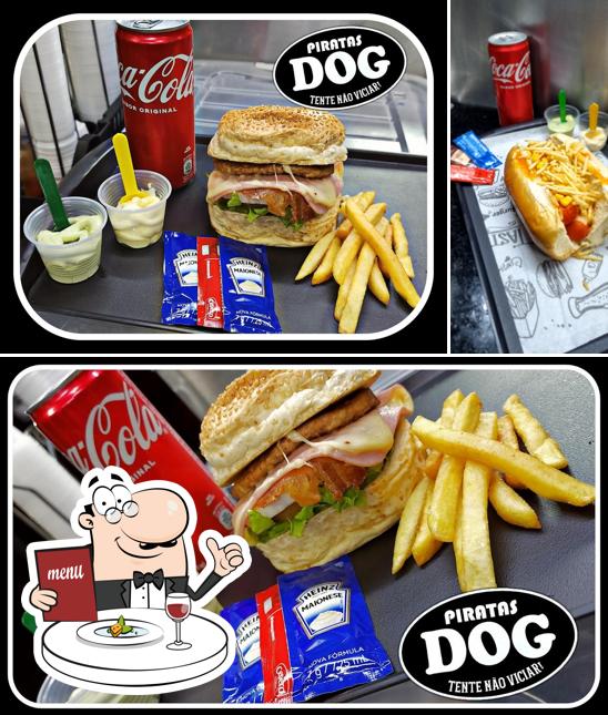 Clube sanduíches em Piratas Dog Céu azul