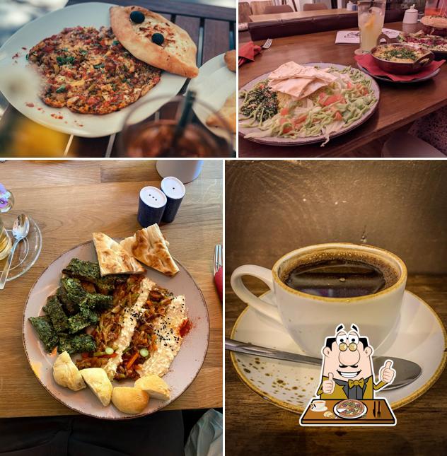 Prenez des pizzas à Café feinOST