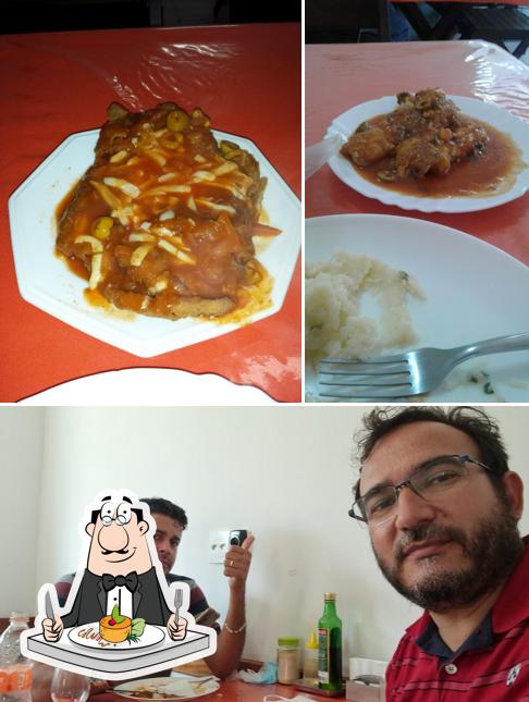 A comida e mesa de jantar do restaurante