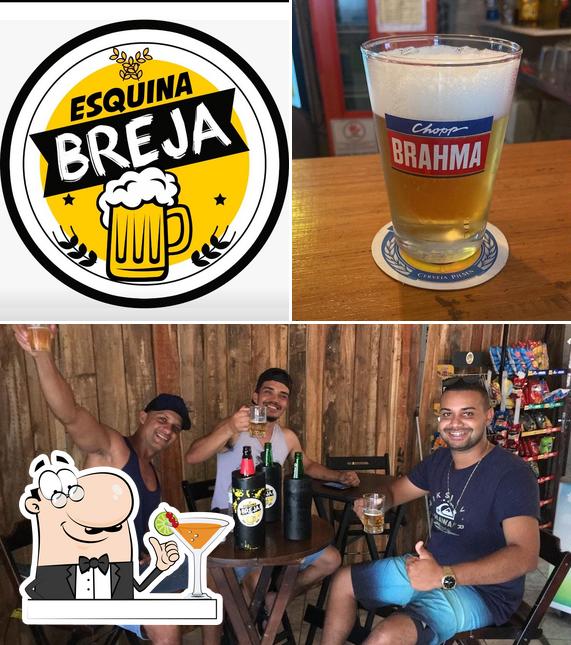 Dê uma olhada a foto mostrando bebida e mesa de jantar a Esquina breja