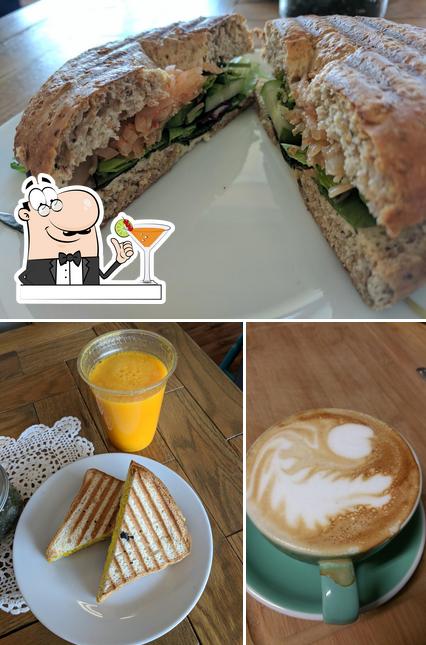 Voici la photo représentant la boire et sandwich sur Simply Jennifer Coffee & Eats