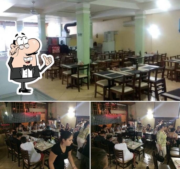 Sente em uma das mesas no Pizzaria 4600