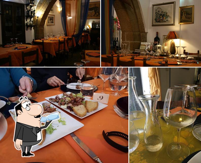 La foto della bevanda e tavolo da pranzo di Duca di Orvieto