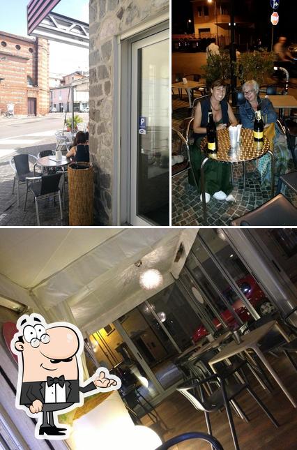 Installez-vous à l'une des tables de Gelateria Godot