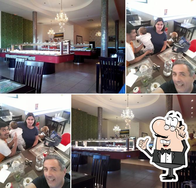 Installez-vous à l'une des tables de Chinois Wok