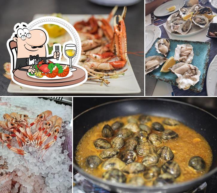 В "Marisquería La Morena" вы можете попробовать различные блюда с морепродуктами