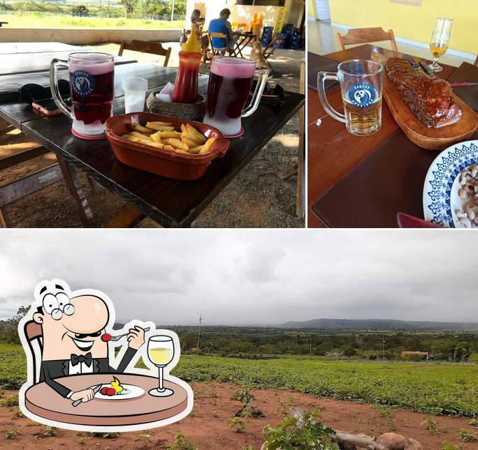 Entre diferentes coisas, comida e exterior podem ser encontrados a Rancho Ararinha