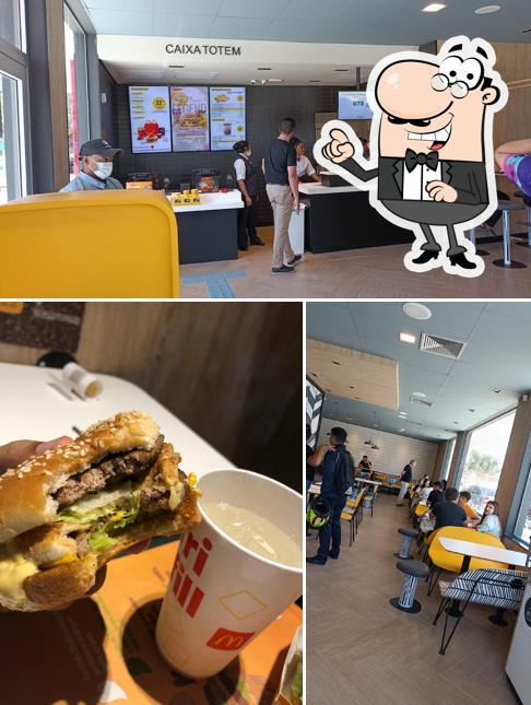 A imagem da interior e comida no McDonald's