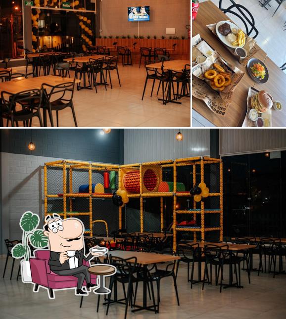 Confira a imagem apresentando interior e comida no Palicone Steak House Caçador