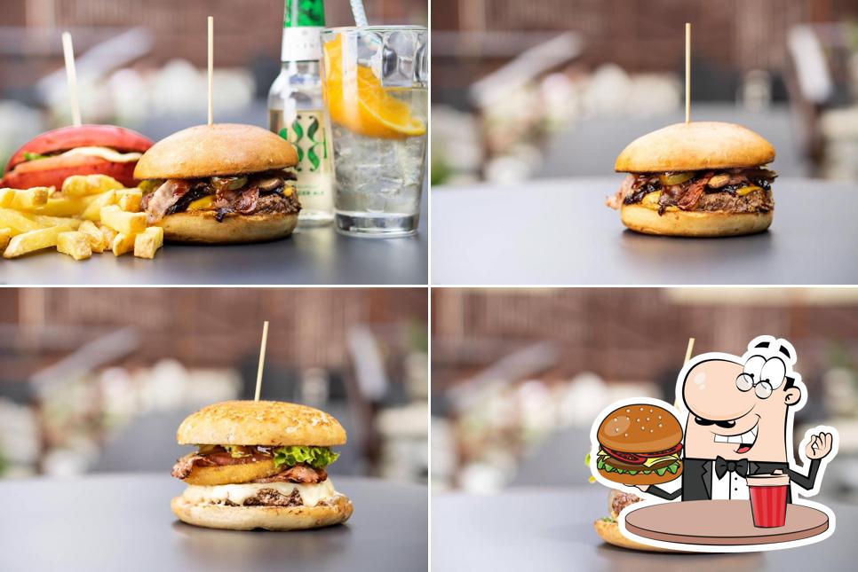 Prova un hamburger a VOYAGE Drinks Food Culture