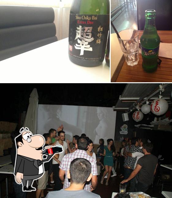 Это снимок, где изображены напитки и внутреннее оформление в Суши Бунзай