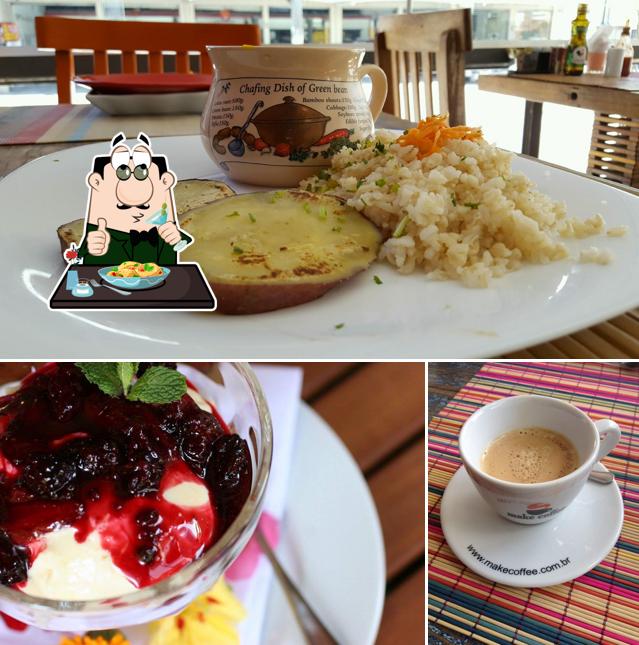 Entre diferentes coisas, comida e bebida podem ser encontrados no Amor & Amora Café - Bistrô