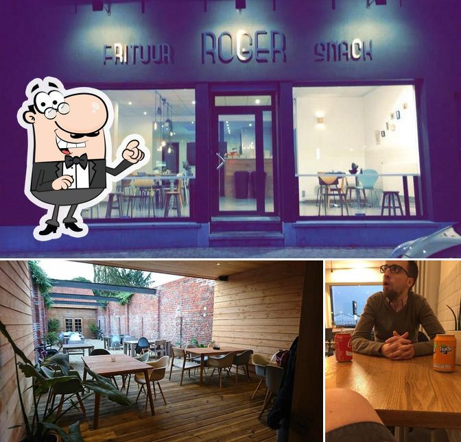 Installez-vous à l'une des tables de Frituur Roger
