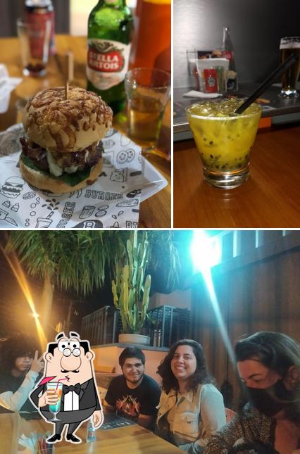 Entre diferentes coisas, bebida e mesa de jantar podem ser encontrados no Snack Z Burger