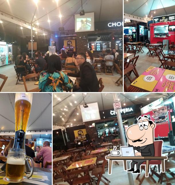 Sente em uma das mesas no Food Park Pagani