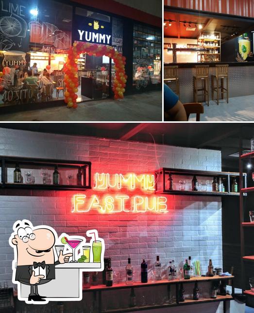 Entre diversos coisas, balcão de bar e interior podem ser encontrados no Yummy Fast Pub Itaborai