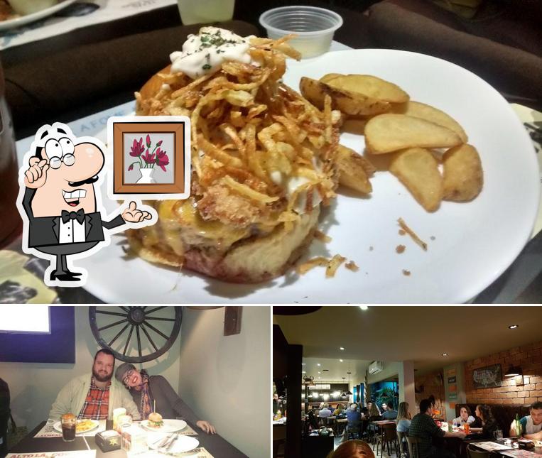 Esta é a imagem ilustrando interior e comida no Texas Prime Burger