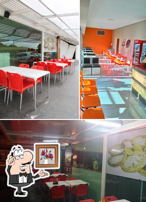 Sente em uma das mesas no D'esfihas Mansões Goianas _ Balneário, Urias Magalhães, Região Shopping Passeio Das Águas