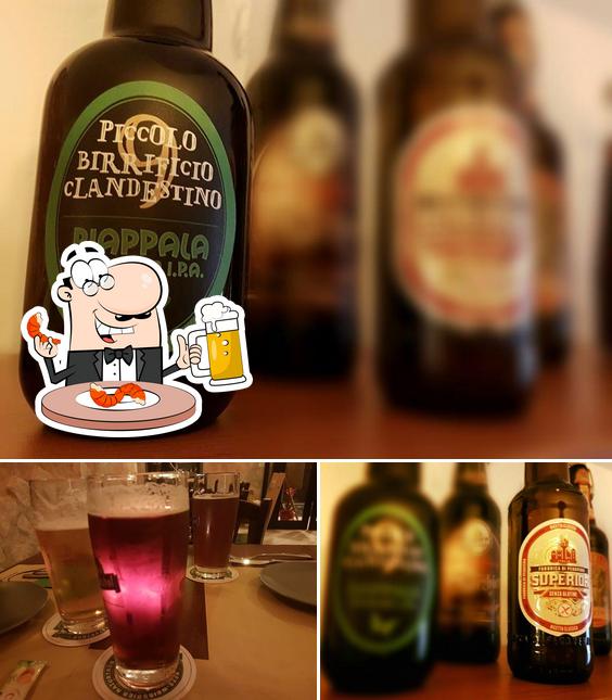 Puoi ordinare un rinfrescante bicchiere di birra chiara o scura