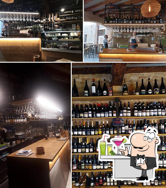 Questa è la foto che mostra la bancone da bar e bevanda di Stappo-Enoteca con cucina