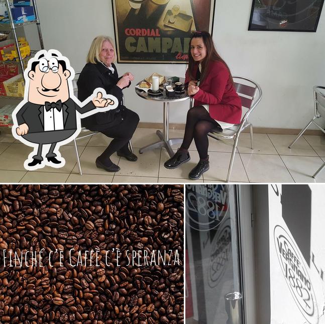 Questa è la immagine che raffigura la interni e cibo di Devilli Caffé